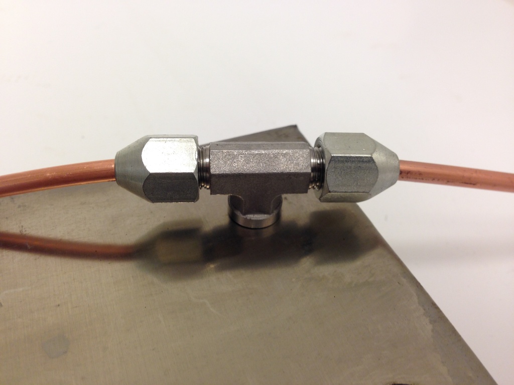 Bulkhead fitting T 3/8-24 SS